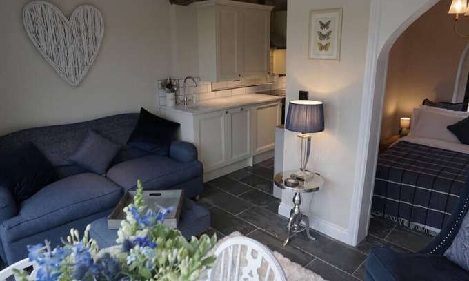 Nunney Casa | School Lodge with Expansive Parkland Views