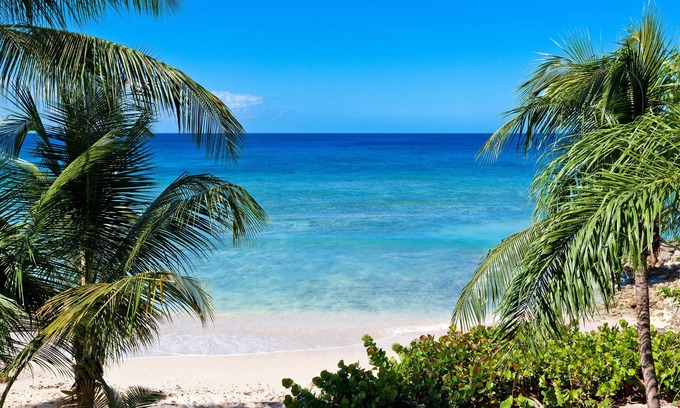 Schooner Bay Apartamento | Schooner bay is a beachfront condominium with a freeform swimming pool as the focal point