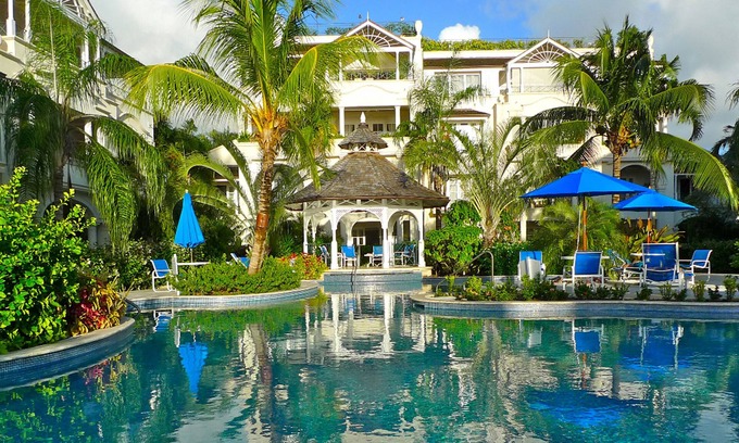 Schooner Bay Apartamento | Schooner bay is a beachfront condominium with a freeform swimming pool as the focal point