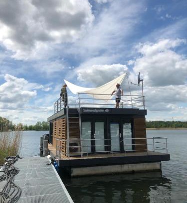 Oberhavel Casa | Schwimmende Ferienwohnung, Hausboot Urlaub als Festlieger am Steg