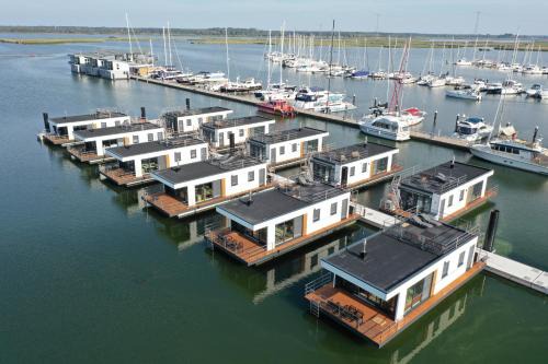 Kroeslin Complejo | Schwimmende Häuser im BALTIC SEA RESORT