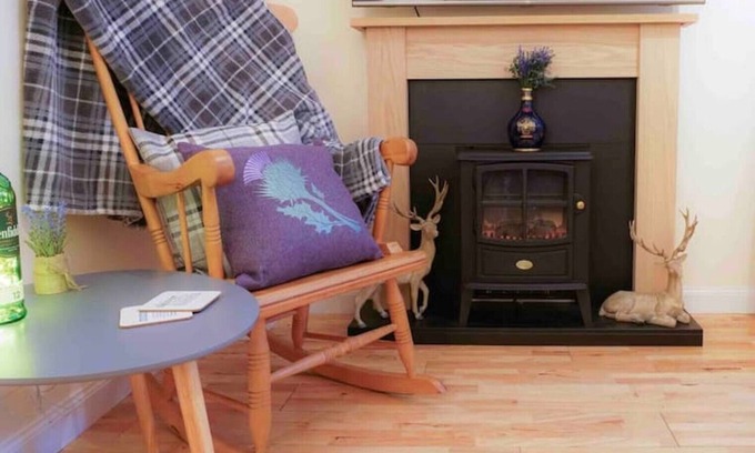 Murthly Cabaña | Scot’s themed cottage ,super king bed, ideal location. Pet friendly.