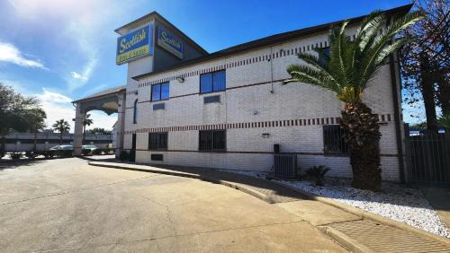 Clodine Hotel | Scottish Inn & Suites Sam Houston Parkway