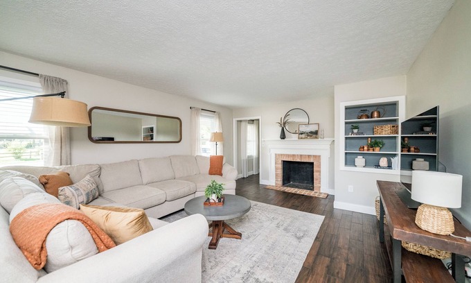 Lynchburg Casa | Screened-in Hot Tub, Clean, 5 min to LU + Shopping!