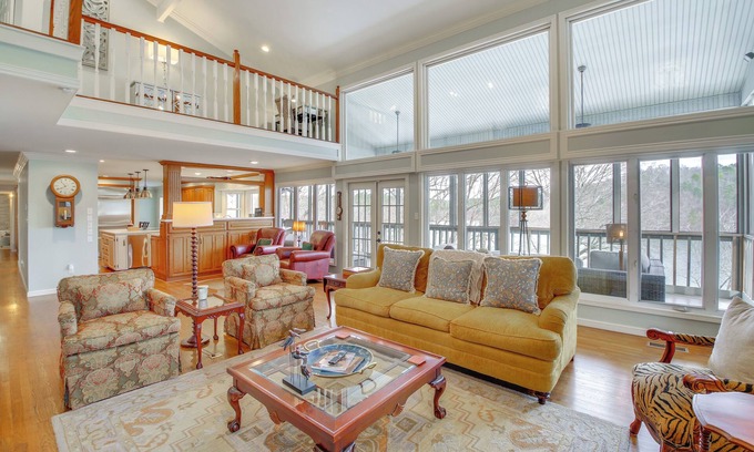 Lake Catherine Villa | Screened-In Porch w/ Views: Hot Springs Getaway!