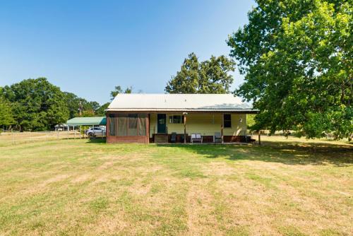 Jasper Heights Casa | Screened Patio and Fire Pit Peaceful Marshall Home