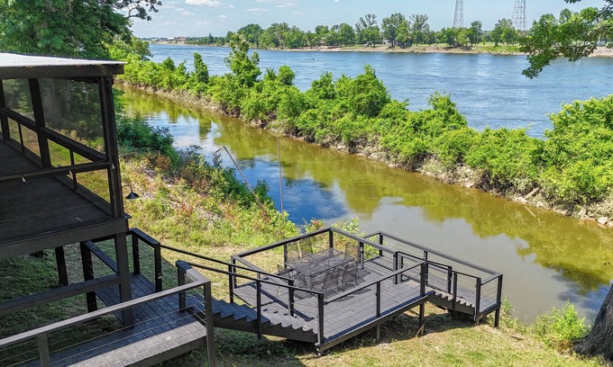 Counce Casa | Screened Patio on Pickwick River- Boat & RV Parking, Fishing Pier- Dogs allowed