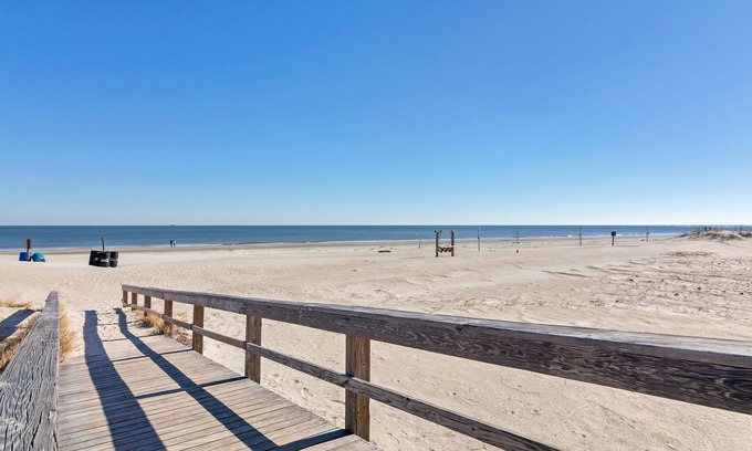Savannah Beach Hotel | Sea And Breeze Hotel And Condo