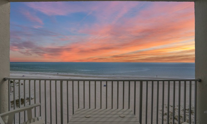 Madeira Beach Condominio | 🌊 Sea Breeze #506 Direct Gulf Front with Prime Madeira Beach Location