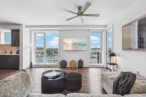 Marina del Rey Apartamento | Sea Breeze Escape 3BR Coastal Gem with 2 Balconies