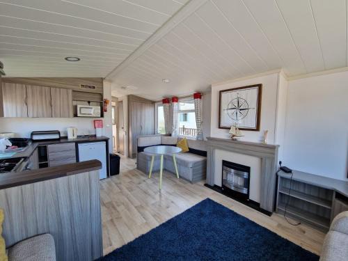 Aberystwyth Casa | Sea Breeze Retreat 2 Bedroom Pet Friendly Caravan in Clarach Bay