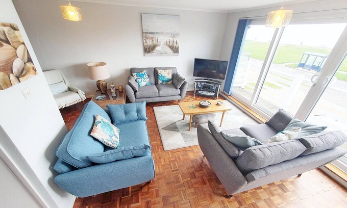 Selsey Cabaña | Sea Breeze, Selsey - a town house that sleeps 6 guests in 3 bedrooms