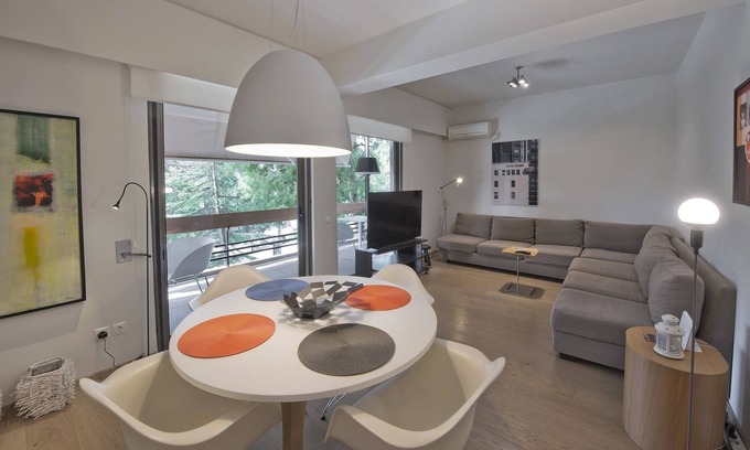 Vouliagmeni Apartamento | Sea Breeze Spacious Apt near Vouliagmeni Beach