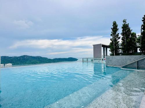 Kampung Sungai Nibong Apartamento | Sea Bridge View Sky Pool Cozy 3BR Retreat airport 9pax
