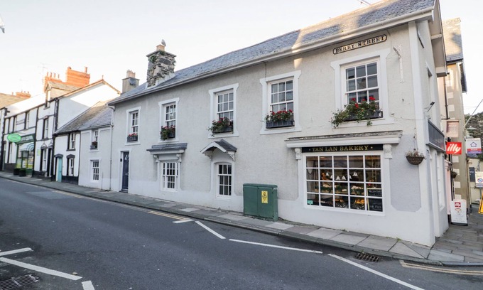 Conwy Cabaña | SEA CHEST, pet friendly, character holiday cottage in Conwy