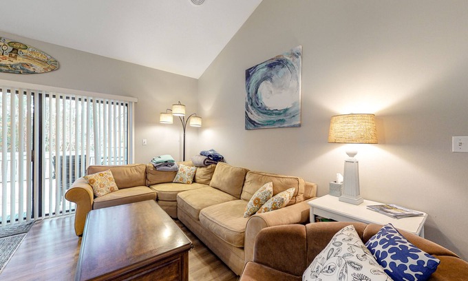 Bethany Beach Condominio | Sea Colony Condo with WiFi, Deck, Shared Pools/Sauna/Tennis, & Beach Access