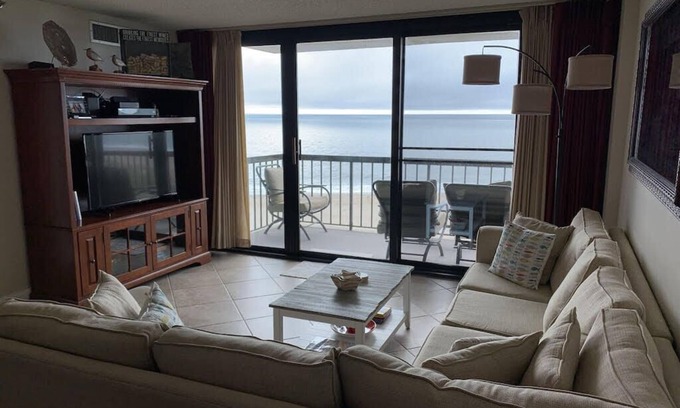 Bethany Beach Condominio | Sea Colony Oceanfront - spectacular views from this immaculate, renovated condo!