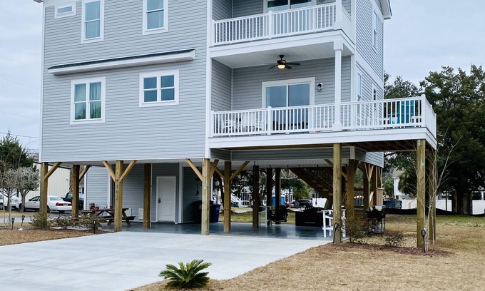 Atlantic Beach Casa | SEA DAYZ Beautiful NEW 4 Bdrm beach house steps to Windy Hill beach!