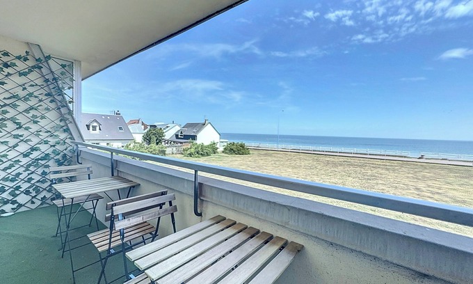 Lion-sur-Mer Apartamento | Sea-facing apartment with direct beach access