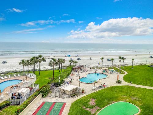New Smyrna Beach Apartamento | Sea Forever Beachfront Golden Arms 501 ~ Walk to shopping dining night life on Flagler Ave.