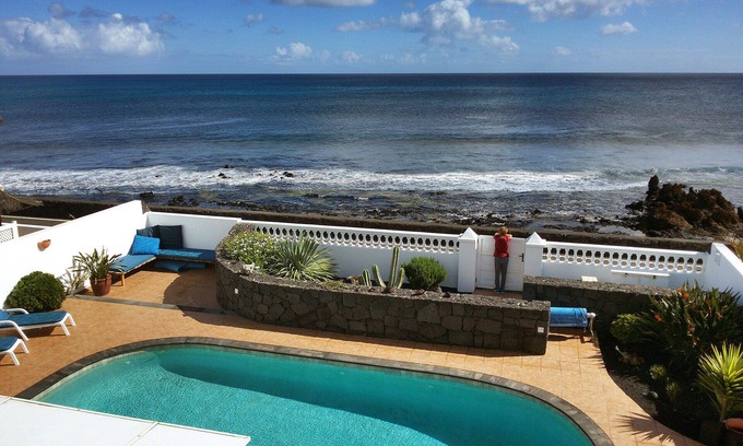Punta Mujeres Villa | Frente al mar, a 20 metros del mar, con piscina climatizada privada y jacuzzi