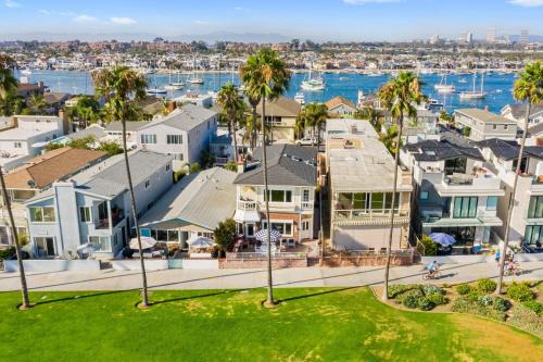 Balboa Peninsula Casa | Sea Glass by AvantStay 5BR Unique Beach House on Balboa Peninsula w Patio