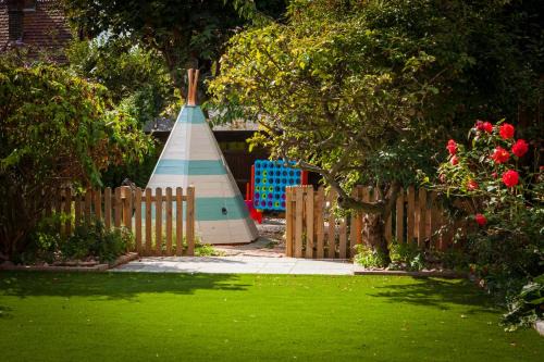 Broadstairs Casa | Sea Glimpses with garden, beachhut, parking