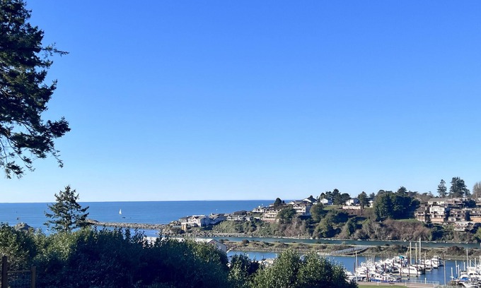 Brookings Casa | 🐳🧜🏽♀️Sea La’VIEWS OceanHarborRiverVIEWS wHOT TUB Walk2Ocean LUXURY KingBeds+ EV+FUN