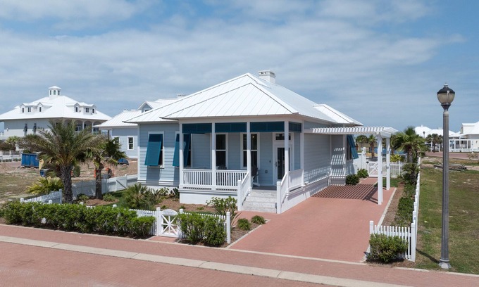 The Shores Casa | Sea Pointer New custom home at The Shores pool, just a short walk to the beach or bay!