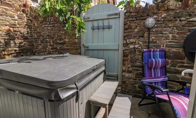 Westward Ho Cabaña | SEA SANCTUARY, pet friendly, with hot tub in Northam