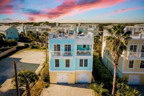 Isle of Palms Casa | Sea Shell by AvantStay Breezy Beachside Getaway w Rooftop Deck 6 BRs