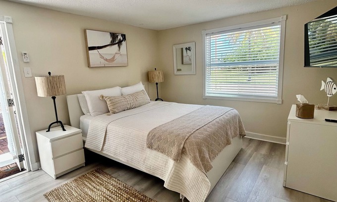 Summerland Key Cabaña | SEA SHELL COTTAGE, Sleeps 2 - Summer Vacation, Fishing & Lobster Season is Here!