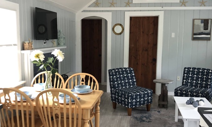 Dennis Port Cabaña | Sea Shell Cottage - central air - walk to Sean Pond. Pet friendly