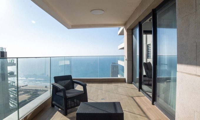 Bat Yam Apartamento | Sea-side 4 BR Apt with Gym