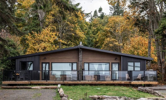 Campbell River Casa | Sea, Sunrises, Sauna | Oceanfront Group Retreat