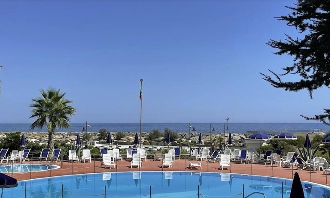 San Lorenzo al Mare Apartamento | Apartment with pool and sea views on the beach | Ap05