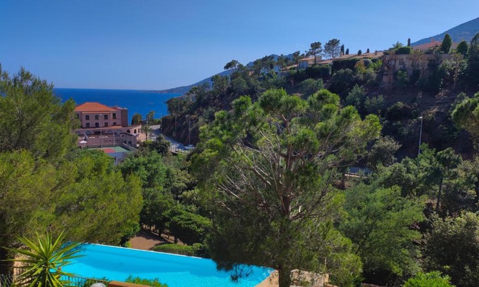 Theoule-sur-Mer Apartamento | Sea view flat 5 minutes from the beach