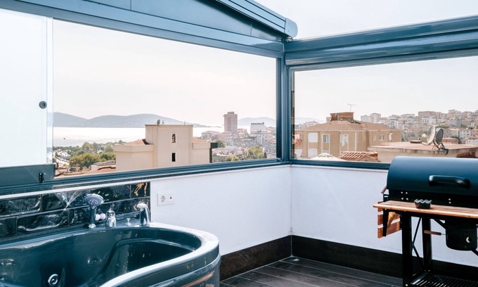 Kartal Apartamento | Sea View Flat w Terrace, Jacuzzi Near Kartal Coast