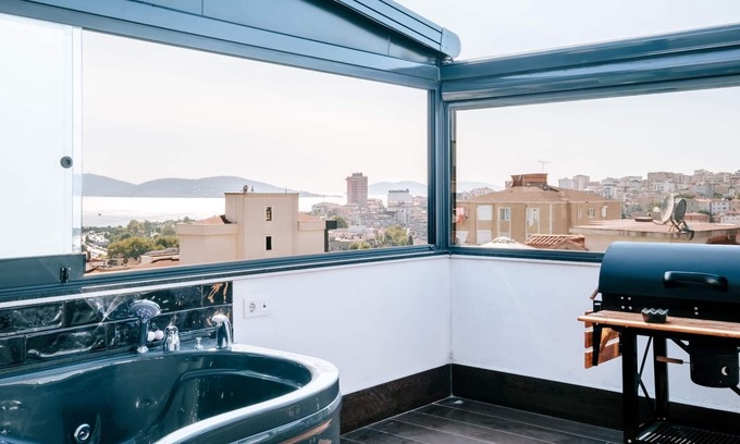 Kartal Apartamento | Sea View Flat w Terrace, Jacuzzi Near Kartal Coast