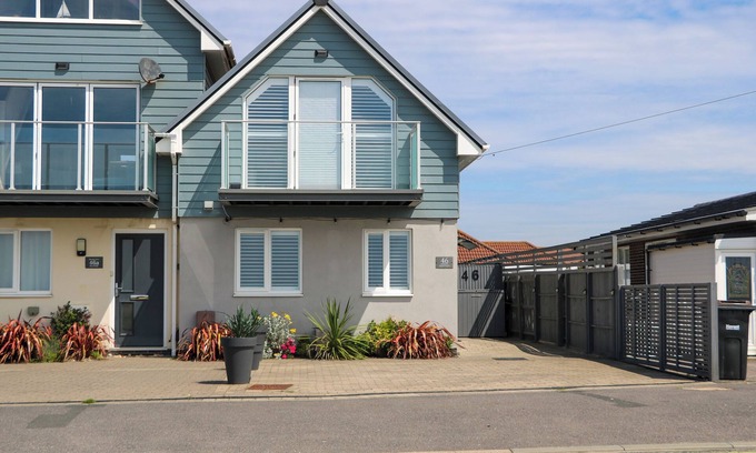 South Hayling Cabaña | SEA VIEW, pet friendly, country holiday cottage in Hayling Island