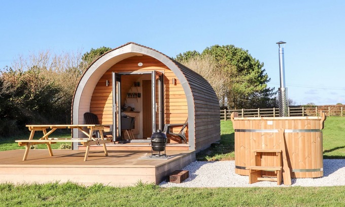 St. Buryan Cabaña | SEA VIEW, romantic, with hot tub in St Buryan