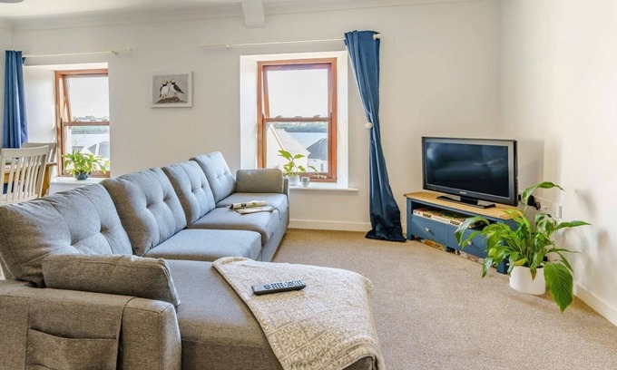 Neyland Apartamento | Sea view, top floor coastal apartment on the marina