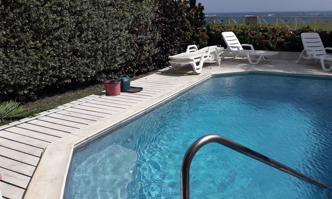 Bottom Bay Casa | Vista al mar con piscina. Bellamente decorado en todo