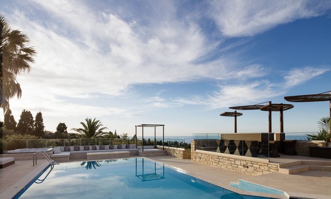 Xiro Chorio Villa | Al lado de la ciudad y la playa que ofrece vistas panorámicas al mar. Piscina interior y exterior!