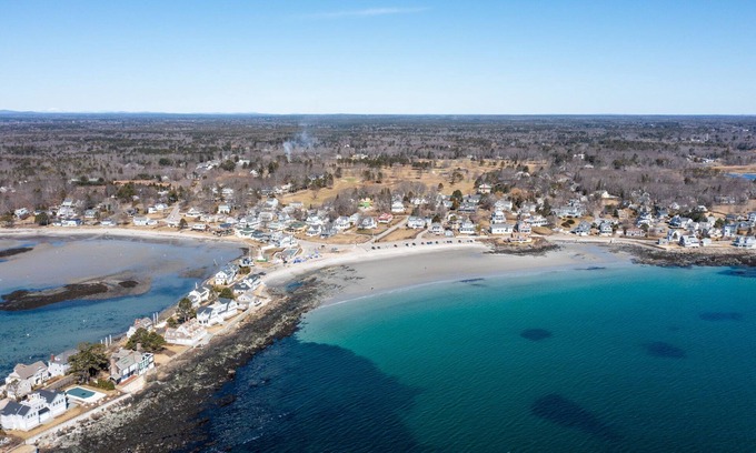 Kennebunk Cabaña | Seabreeze Cottage, steps to Kennebunk's Beaches