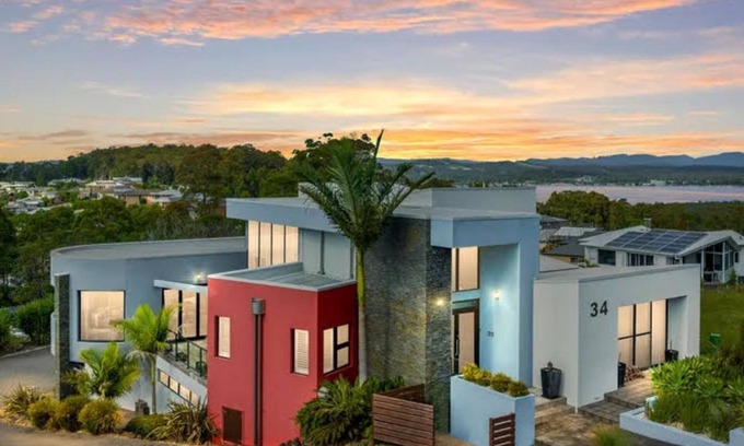Long Beach Casa | Seabreeze Sanctuary is a beautiful modern home with panoramic views