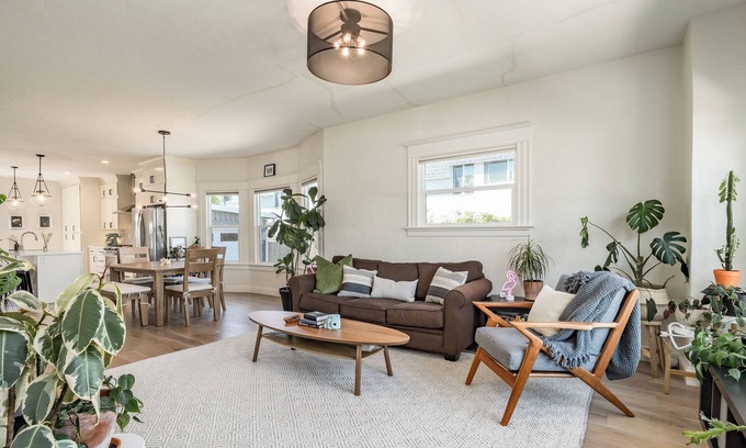 Upper Seabright Casa | Seabright Oasis - Sunny Deck, 15min walk to Beach & Harbor