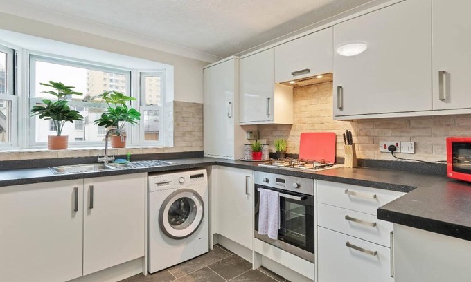 Kemptown Casa | Seabright Townhouse- Super Stylish House- Parking for one Car- Sleeps up to 12