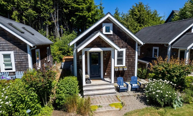 Seabrook Cabaña | Seabrook 2 Bedroom cottage with hot tub, pet friendly