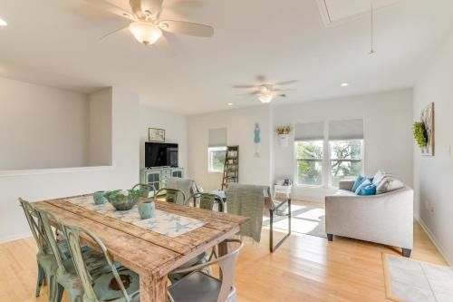 El Lago Casa | Seabrook Getaway with Balconies and Bay Views!